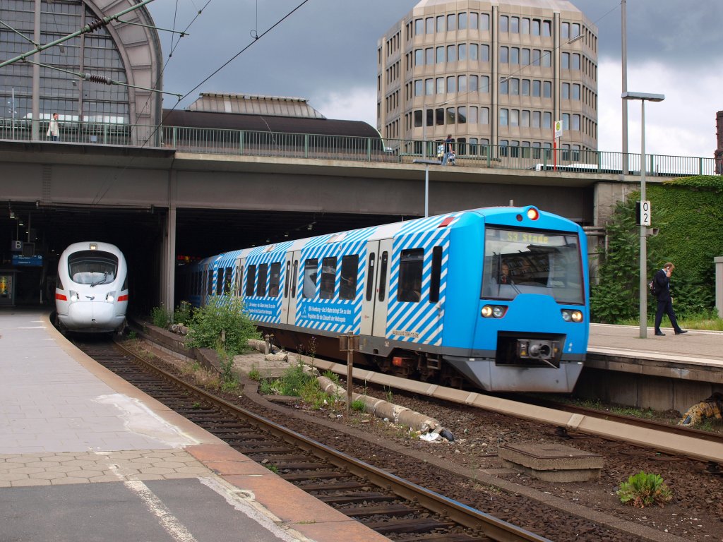 Parallelausfahrt !!! Der Werbe IBA 474 fuhr als S3 nach Stade aus dem Bahnhof Hamburg HBF und links daneben fuhr der 605  Jever  als ICE 37 nach Kopenhagen aus. Gesehen am 20.6.