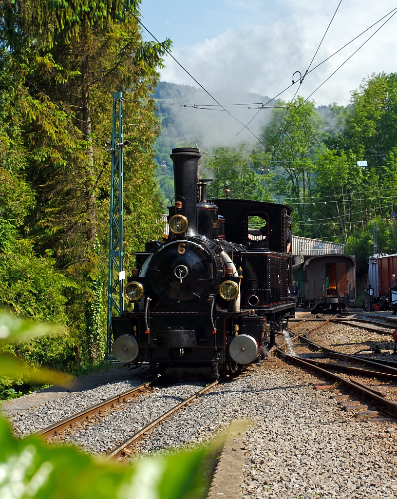 Pfingstdampf Festival bei der Museumsbahn Blonay-Chamby: Die G 3/3 Dampftenderlokomotiven BAM Nr. 6 fhrt am 27. Mai 2012 vom Museum Chaulin zur Bekohlung und Wasserfassen. 
Die Lok 1901 von der Schweizerische Lokomotiv- und Maschinenfabrik (SLM) in Winterthur unter der Fabriknummer 1341, fr die JS (Jura–Simplon-Bahn) gebaut,  hier hatte sie die Lok Nr. 909. Ab 1902 gehrte die Bahn zur SBB und die Lok erhielt die Nr. 109, 1921 wurde sie dann an die BAM (Bire–Apples–Morges-Bahn) verkauft. 