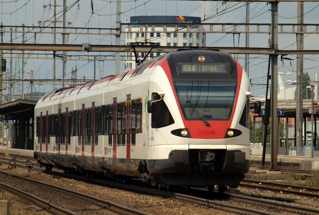 Potrait des  Flirt  521 010 als S3 nach Olten in Pratteln am 4.8.11.
