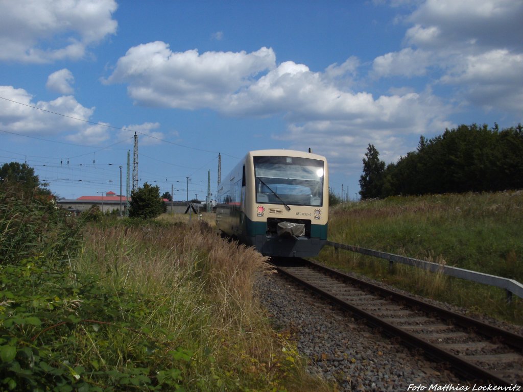 PRESS 650 032-4 als PRE 81264 mit ziel Bergen auf Rgen bei der Einfahrt in Bergen auf Rgen am 10.8.13