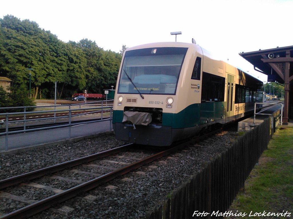 PRESS 650 032-4 mit dem Letzten Zug des Tages mit ziel Bergen auf R�gen bei der Asufahrt aus Putbus am 2.7.13