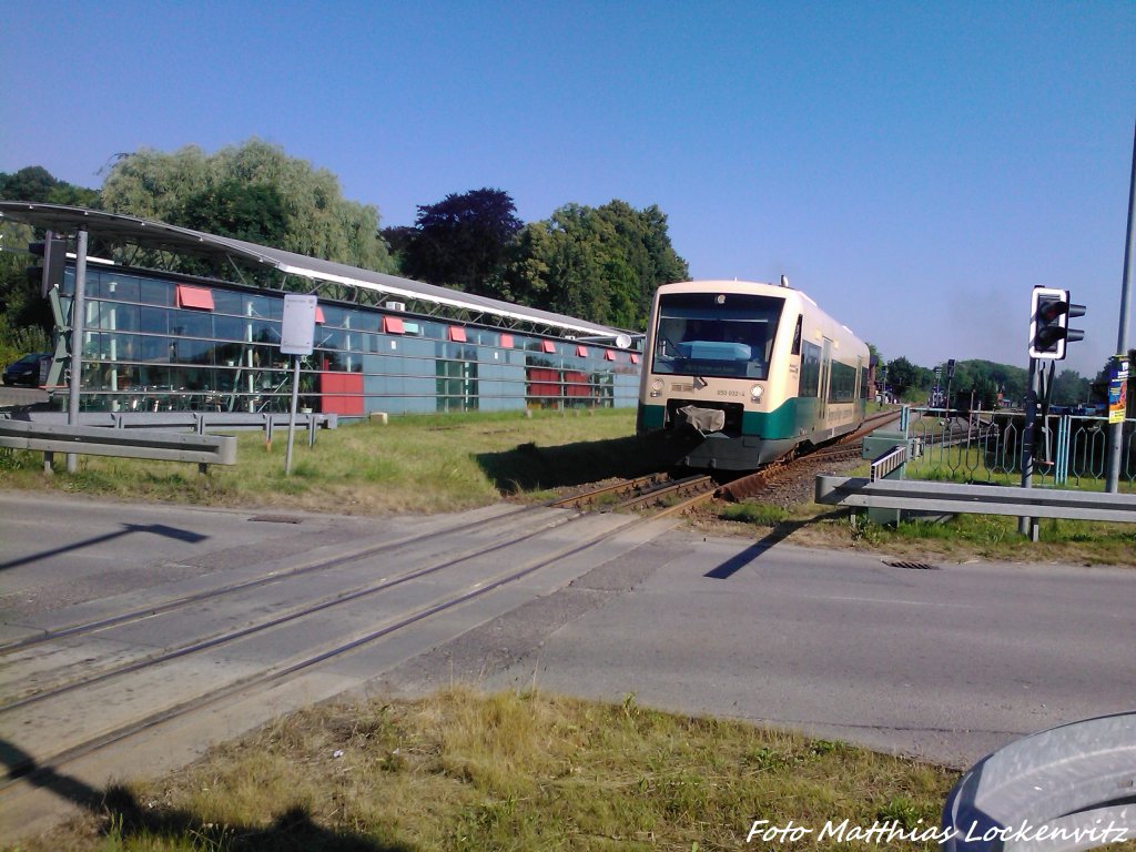 PRESS 650 032-4 unterwegs nach Lauterbach Mole bei der Ausfahrt aus Putbus am 2.8.13