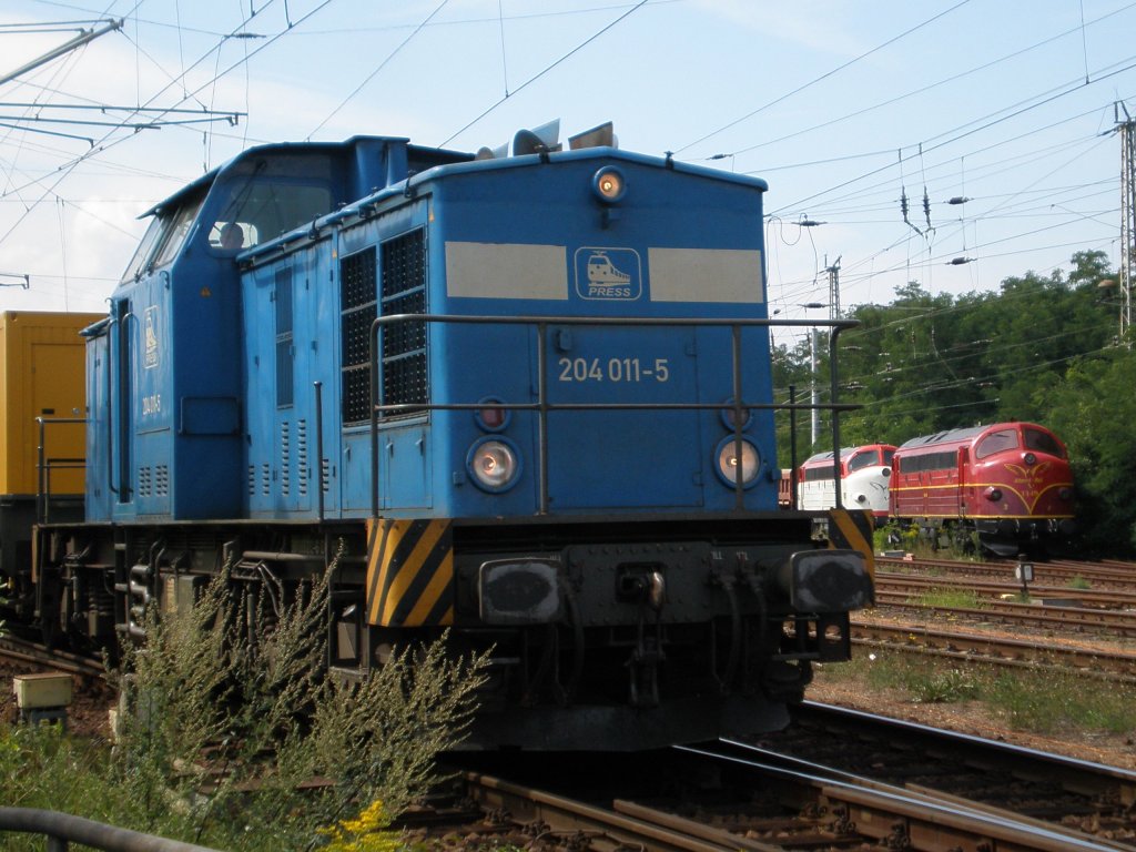 Pressnitztalbahn 204 011 (DB 203 212) und zwei abgestellte NOHAB´s von Altmark-Rail und STRABAG in Elsterwerda-Biehla, 03.08.2011.