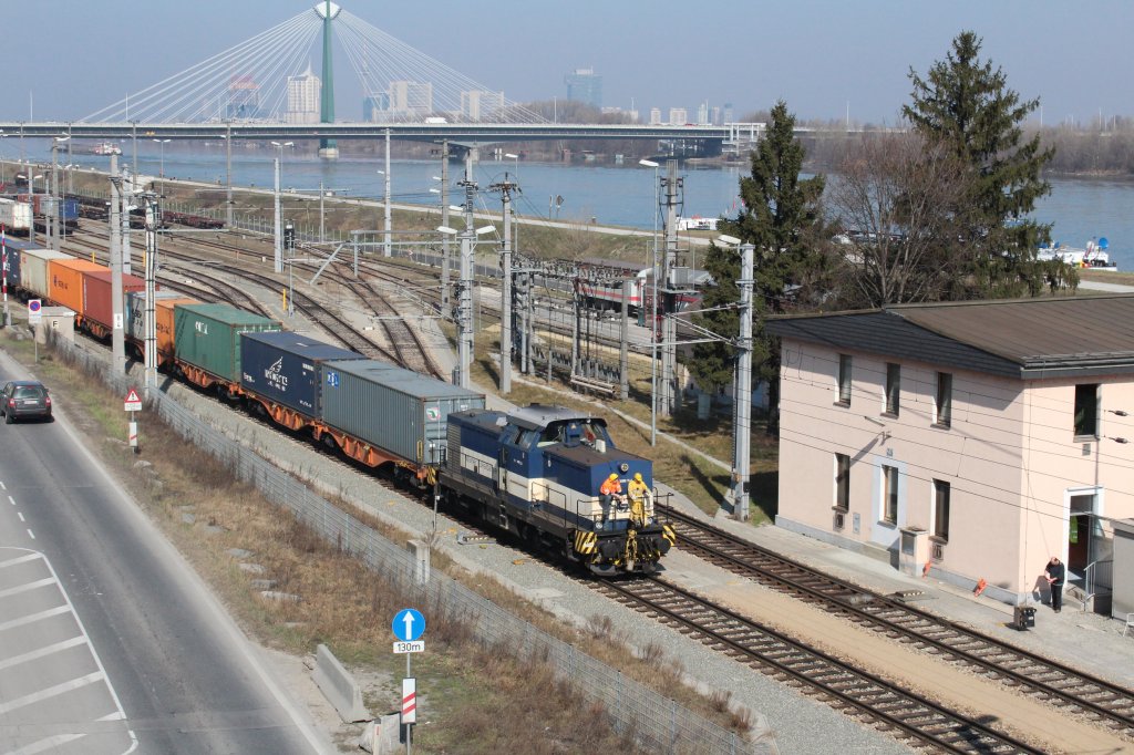 Rangierfahrt einer Diesellok der  Wiener Lokalbahn  am 17. Mrz 2012 am Praterkai.