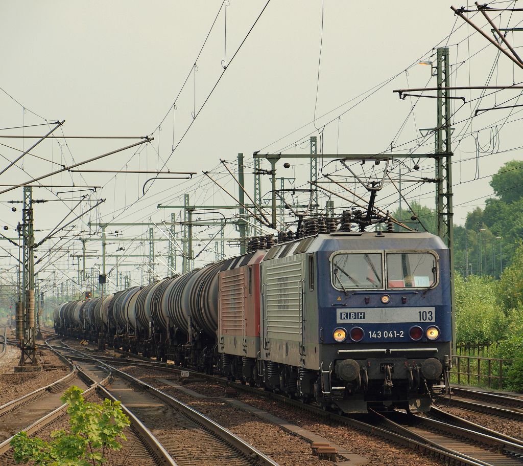 RBH 103 und 109 heulten mit einem ler durch den Harburger Bahnhof am 21.5.11.