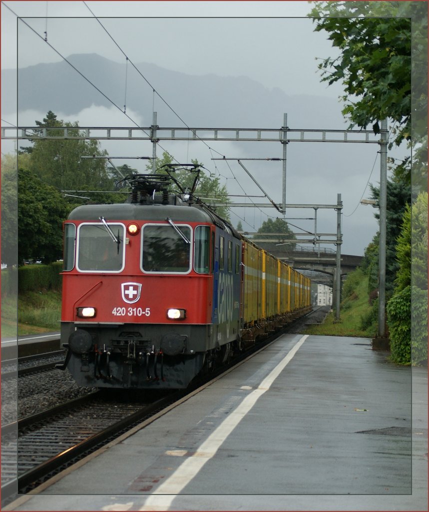 Re 420 310-5 mit einem Postzug in La Tour de Peilz. 5. August 2010