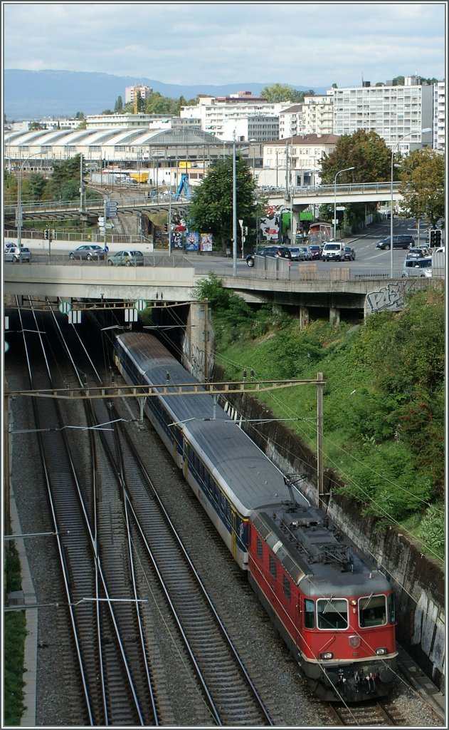 Re 4/4 II 11210 mit RE bei der Ankunft in Lausanne am 28. Sept 2010.