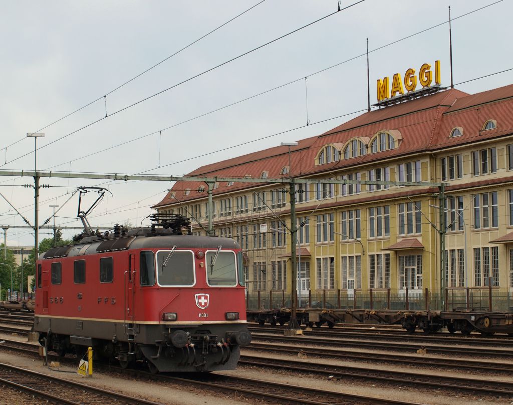 Re 4/4 II 11303 wartete neben der Maggi-Fabrik auf den nchsten Gubahn IC um Ihn nach Zrich zu bringen.