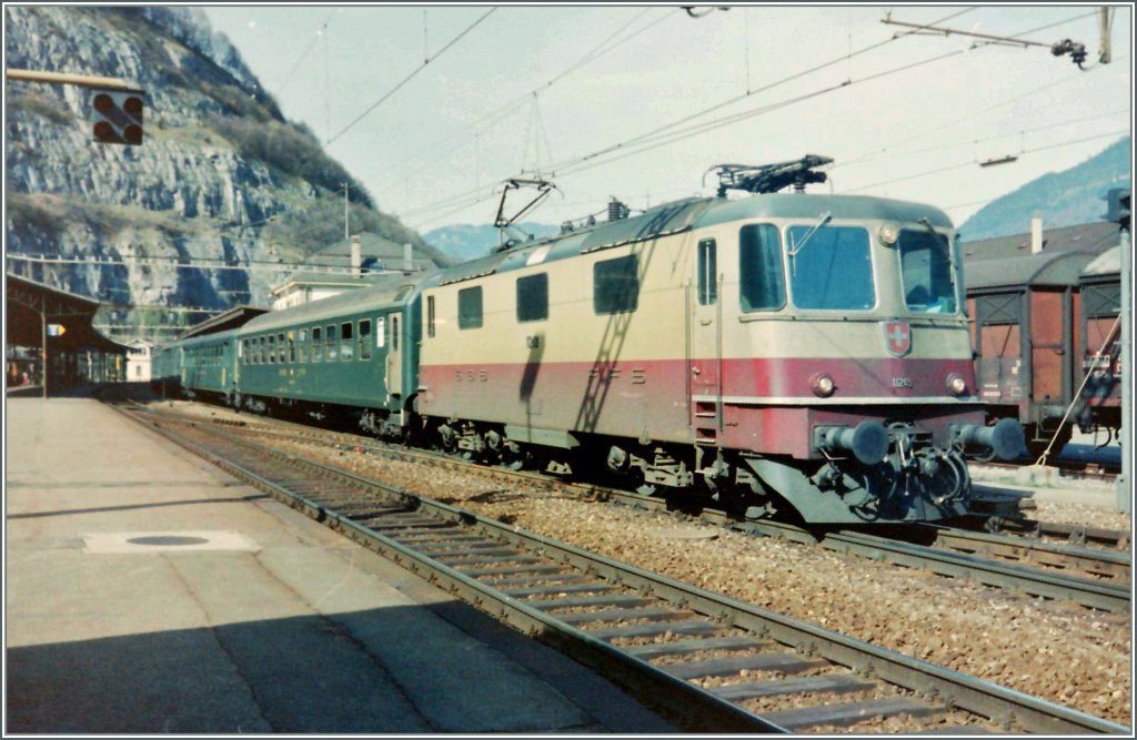 Re 4/4 II in TEE Farben mit einem Schnellzug in St-Maurice. 
Gescanntes Negativ/April 1993