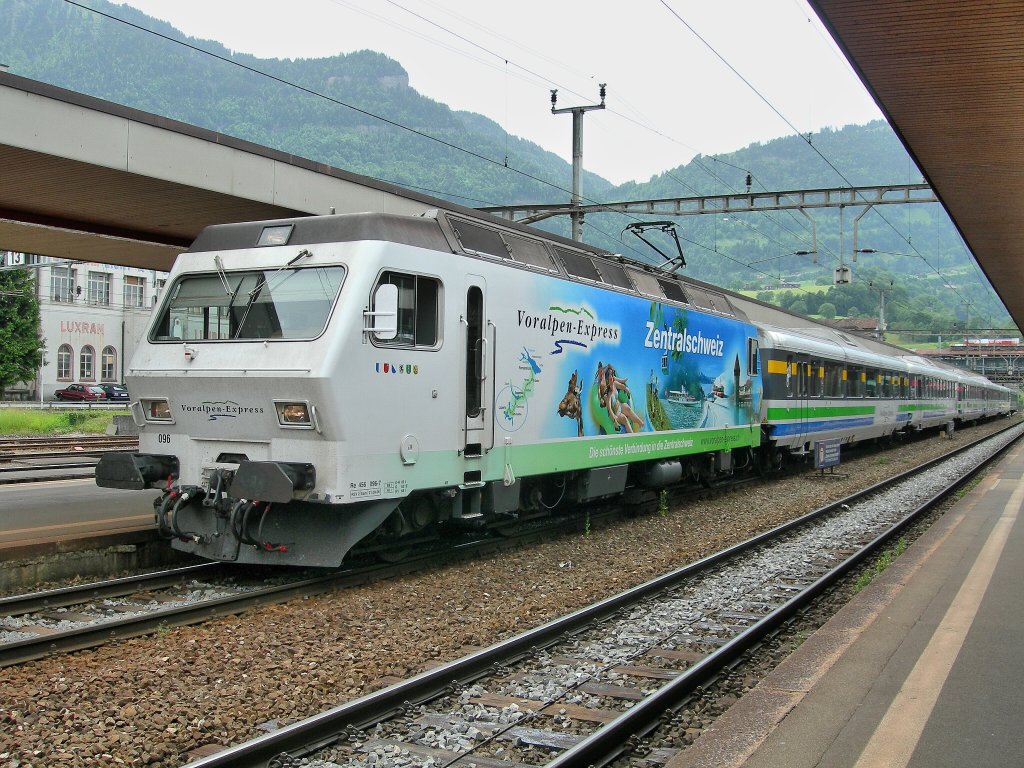 Re 456 096-7 mit einem Voralpenexpress Luzern - Romanshorn beim Halt in Art-Goldau am 25. Mai 2007.