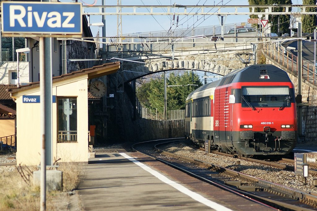 Re 460 015-1 mit einem IR nach Brig bei der Durchfahrt in Rivaz am 25. Januar 2009