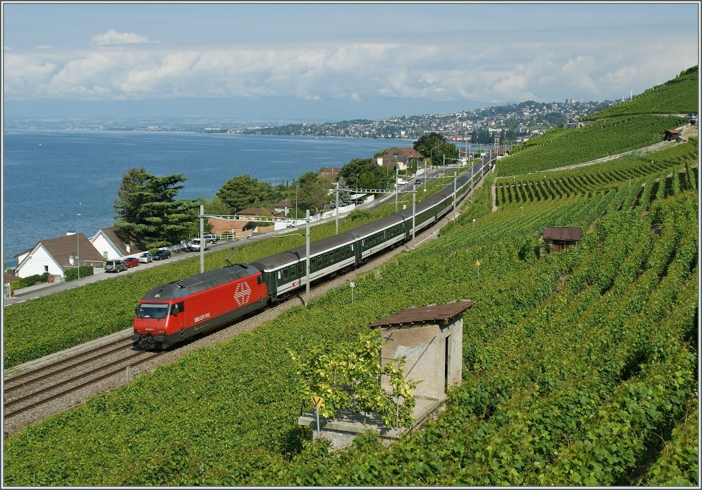 Re 460 043-3 mit einem IR bei Cully. 
15. Juni 2011
