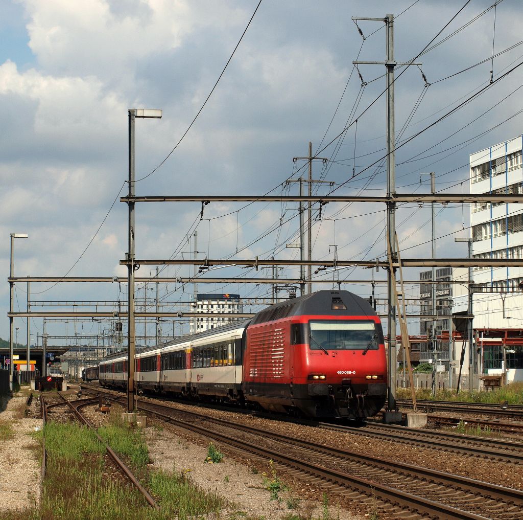 Re 460 068-0 donnerte mit einem IR am Haken durch Pratteln am 4.8.11.