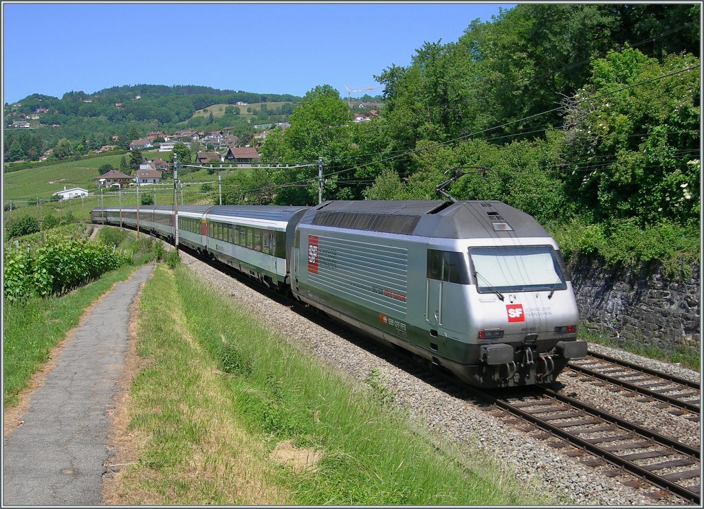 Re 460 100-1 mit eine IR nach Genve Aroport bei Bossire.
25.05.2011