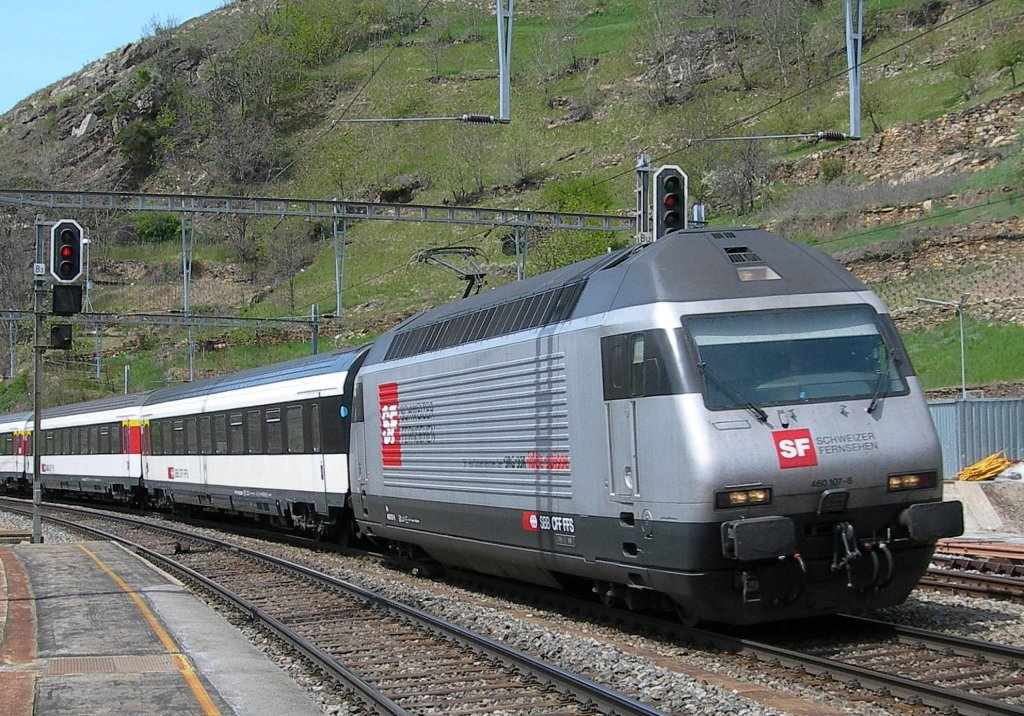 Re 460 107-5 mit einem IC in Ausserberg. 
2. Mai 2006