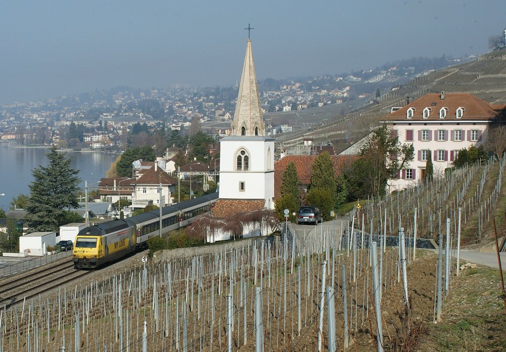 Re 460 mit IR nach Brig bei Villette (VD).
23. Mrz 2010