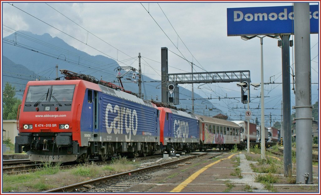 Re 474 015 (und eine faule Schwesterlok) erreichen mit einer RoLa von Sden her Domodossola. 
27. Juli 2009