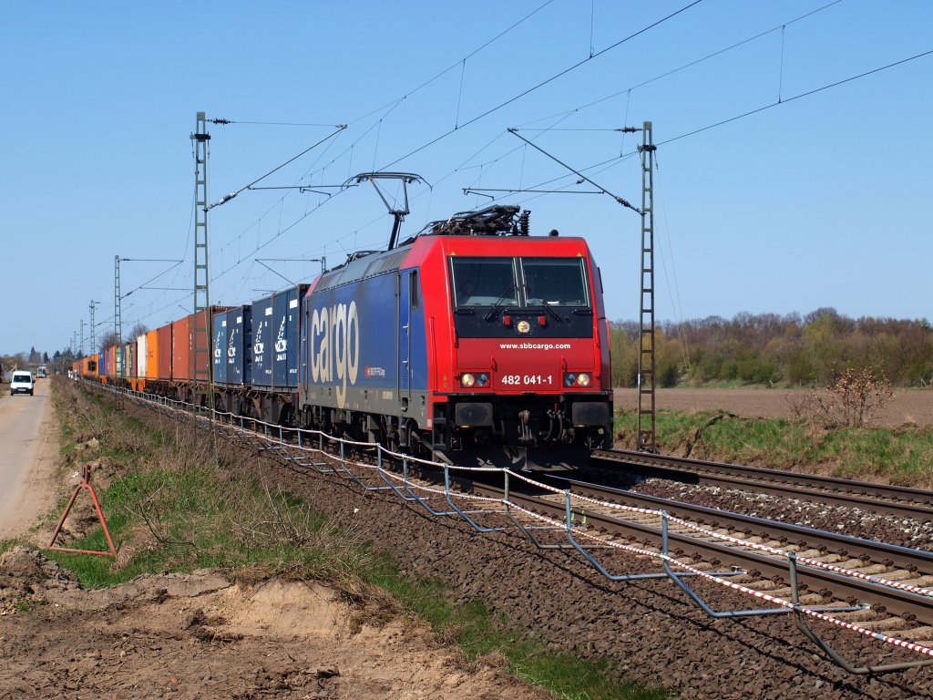 Re 482 041-1 von SBB Cargo fuhr mit einem COntainerzug durch Ochtmissen am 17.4