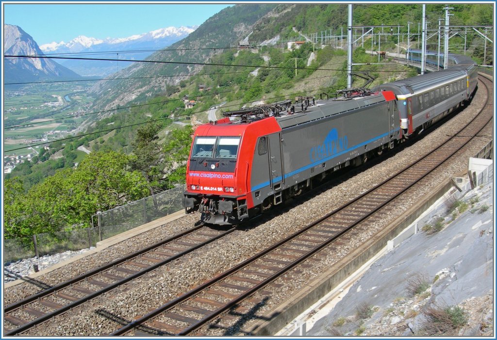 Re 484 014 mit einem CIS EC auf der Ltschberg Sdrampe bei Hohtenn am 10. Mai 2007.
