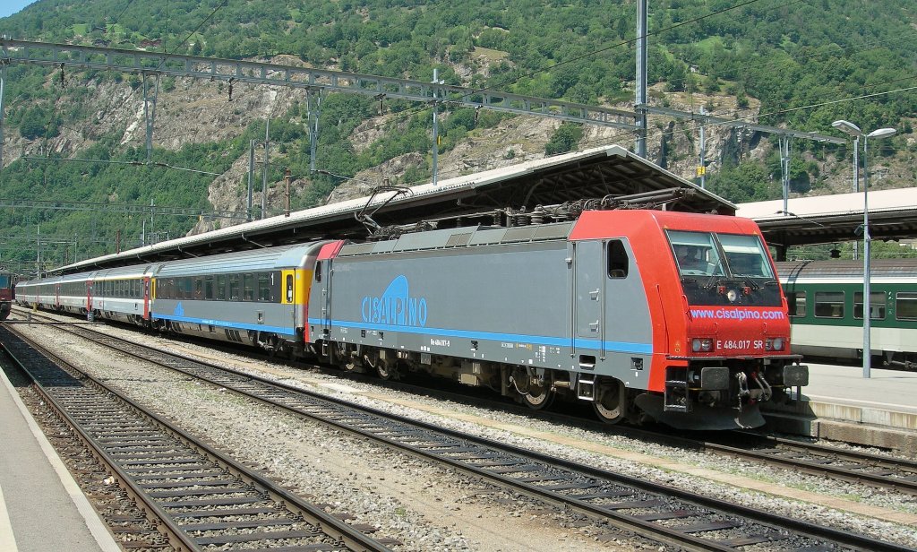 Re 484 017 mit CIS EC in Brig wartet auf die Abfahrt nach Milano.
11. Juli 2006