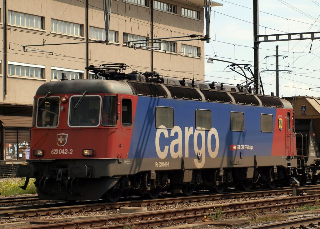 Re 620 042-2 rollte mit einem sehr langen Gterzug durch Pratteln am 4.8.11.