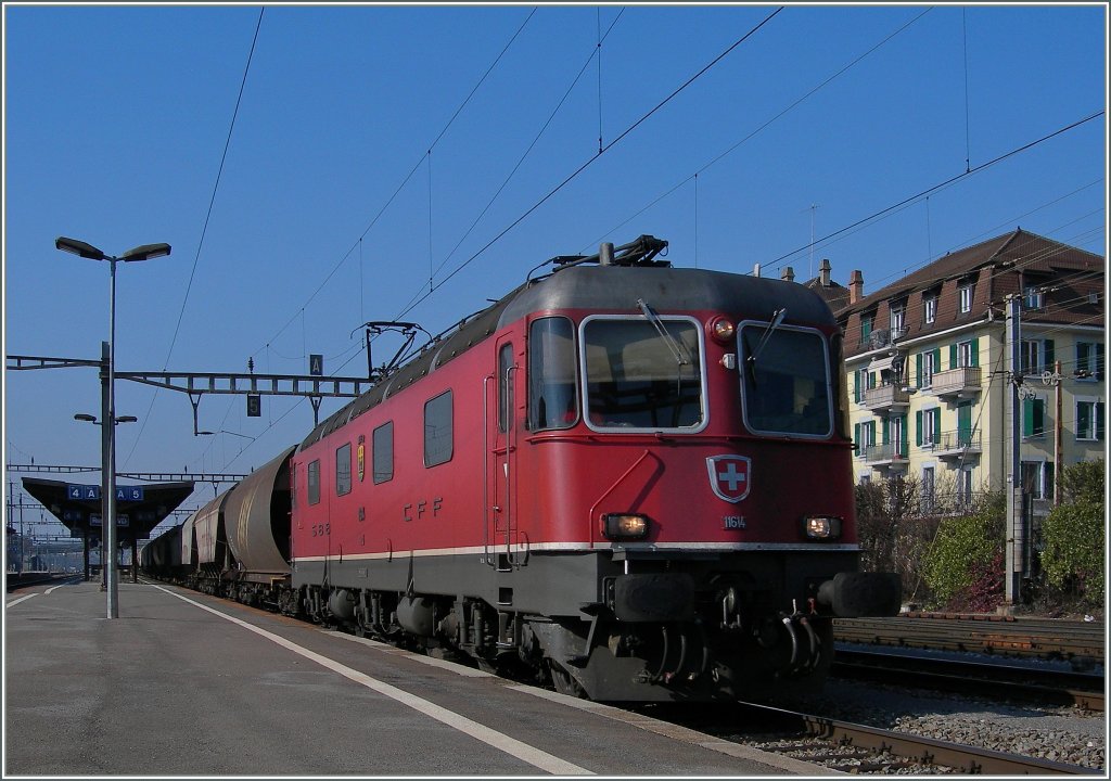 Re 6/6 11614 mit einen Getreidezug Frankreich - Italien bei der Durchfahrt in Renens (VD). 
22. Feb. 2012 