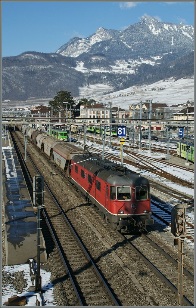 Re 6/6 11616 mit dem  Spaghetti  Zug auf dem Weg nach Italien bei der Durchfahrt in Aigle.
16. Feb 2013