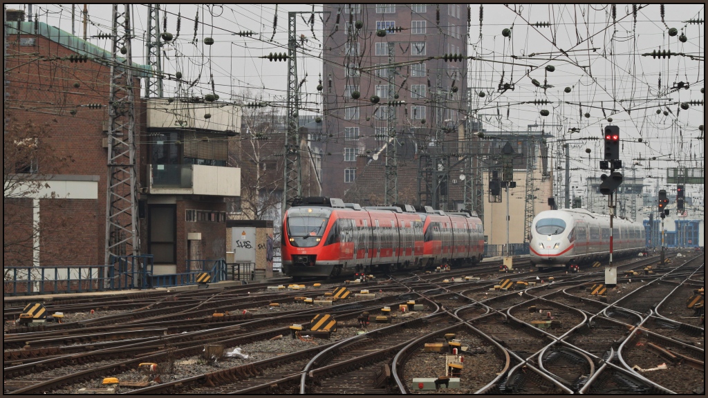 Rechts immernoch 403 056 und links die einfahrende RB 24 alias 644 032 und 644 012. (19.02.11, Kln Hbf)