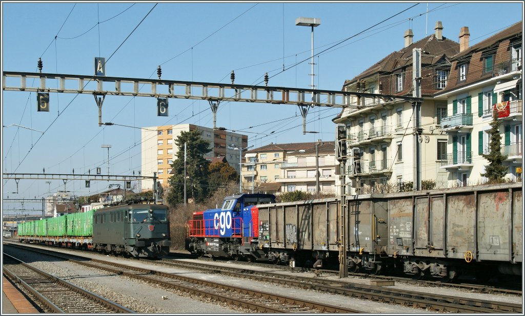 Reger Gterverkehr in Renens VD: Am 843 und Ae 6/6. 
2. Mrz 2012