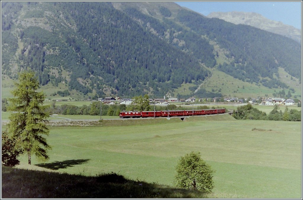 Regionalzug nach Scuol bei Zernez. 
Gescanntes Negativ/Sept. 1993