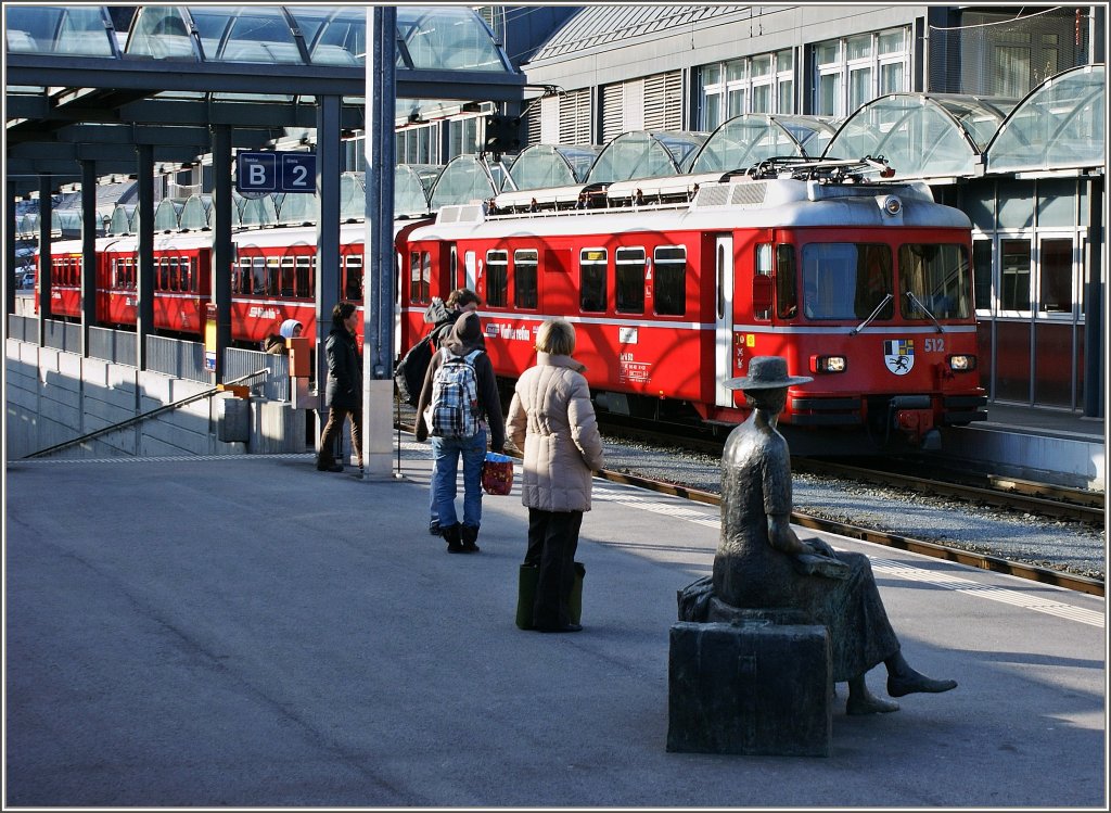 Reisende warten auf den Zug.
(Thusis,20.03.2009) 