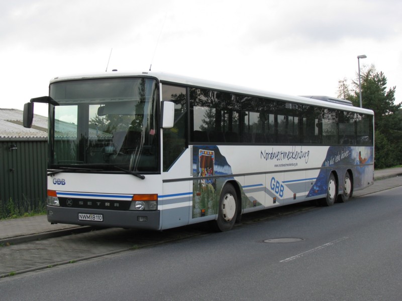 Reiseomnibus SETRA 319 UL der Grevesmhlener Busbetriebe [GBB] mit Werbung fr den Landkreis Nordwestmecklenburg als Urlaubsregion, siehe auch Modell - AMW 715109, Grevesmhlen 24.09.2008 