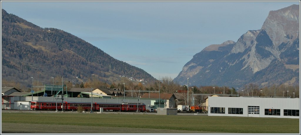 RhB Be 4/4 Pendelzug bei Untervaz. 
1. Dez. 2011