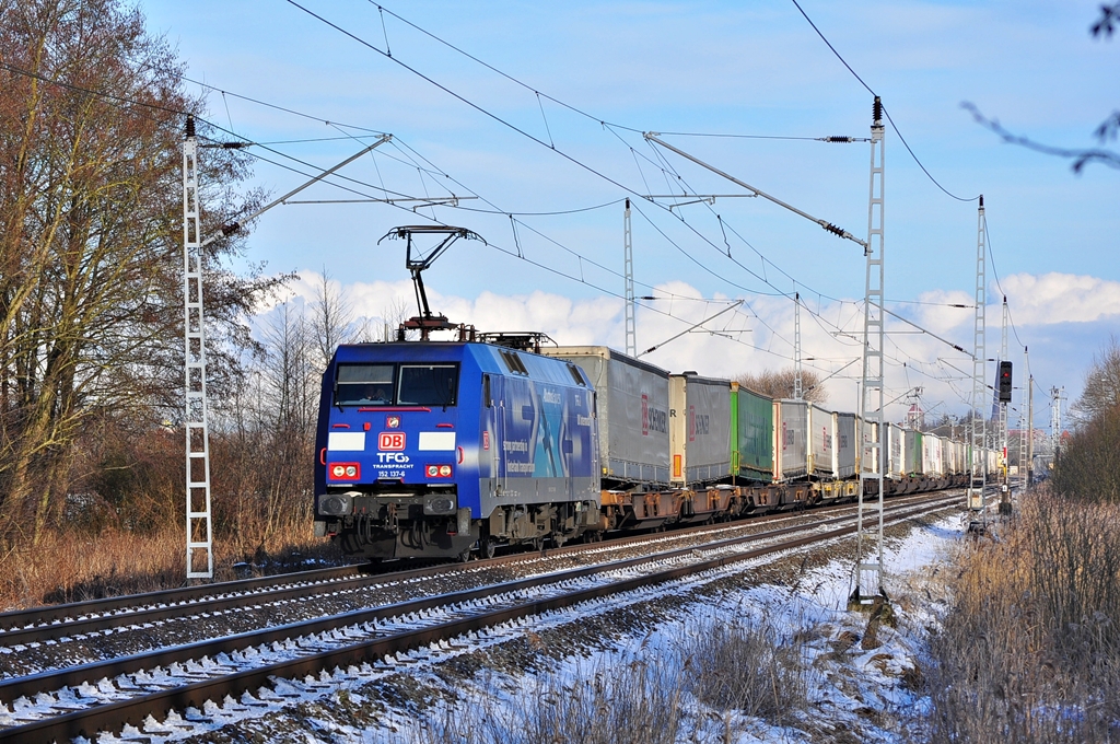 Riesenfreude!!!Albatros-152 137 mit dem Kt 42149 (Rostock Seehafe-Verona Q.E) rollt am 23.01.2013 durch Sildemow.