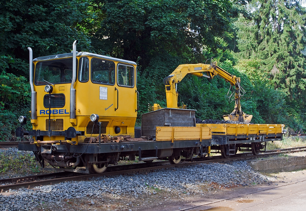 Robel 1000 mm Rottenkraftwagen SKL 53  Hansemann  (Schwer-Kleinwagen-Nr.  53.0592) der Brohltalbahn (ex. DB 53.0592) mit angehngten Kleinwagenanhnger BEG 142 abgestellt am 02.09.2012 im Bf Bohl BE.
Der Klv 53 (Kleinwagen mit Verbrennungsmotor) wie sie auch genannt werden, hier die Bauart 531, wurde 1977 von Robel unter der Fabriknummer 54.13-6-AA257 gebaut. Der Klv 53 ist der meistgebaute Rottenkraftwagen in Deutschland. 
Techn. Daten: Eigengewicht 8,1 t ; Nutzlast 2 t ; Anhngelast 42 t ; Hchstgeschwindigkeit 40 km/h (bei Normalspur Fahrzeugen 70 km/h); 6 Personen sin zur Mitfahrt zugelassen; zudem ist er fr die Steilstrecke Oberzissen-Engelen zugelassen (Steigung von 1 : 20 = 50 Promille). 
Der Kleinwagenanhnger BEG 142 (ex OEG 1026, ex DEV 142) wurde 1903 gebaut, das Eigengewicht betrgt 4,5 t und max. Ladegewicht 10,0 t.