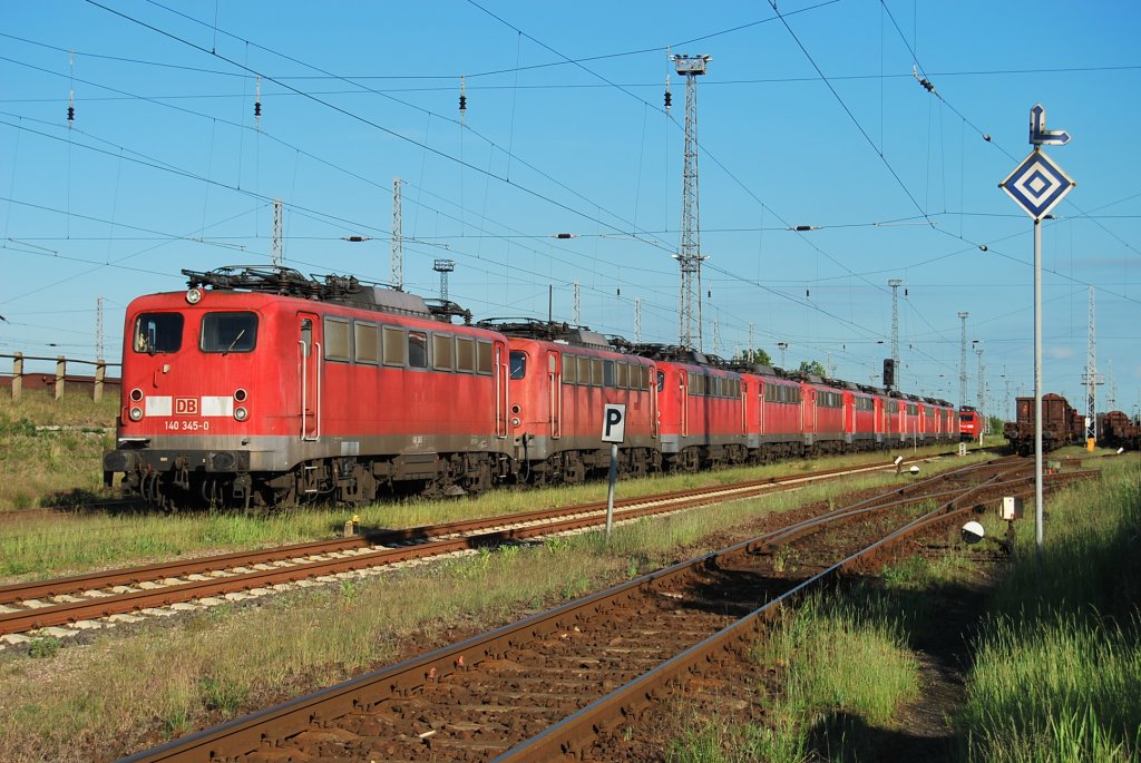 Rostock-Seehafen hat sich in den letzten Jahren zum Sammelplatz fr Loks der BR 139/140 gemacht.Nachdem in den letzten Jahren konsequent alles zum Schrottplatz gefahren wurde,beginnt die DB nun ihre Streckenloks auch zu verkaufen.Fr die im Bild sichtbare Loks kam diese Entscheidung allerdings zu spt.140 345 und etliche Schwestern warten am 23.05.2009 auf die berfhrung zum Zerleger.