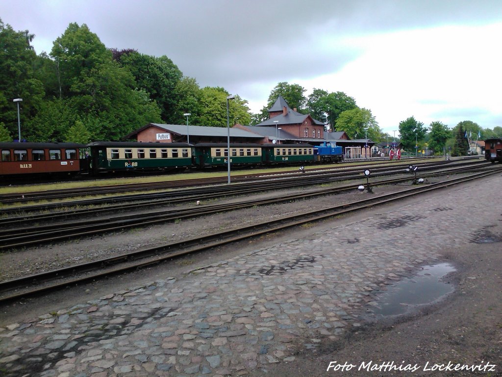 RBB 251 901 mit der 99 4802 am anderen Ende des Zuges aus Lauterbach Mole beim Halten im Bahnhof Putbus am 26.5.13