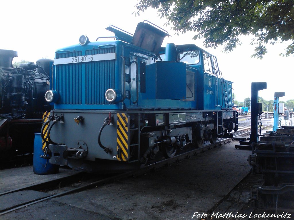 R�BB 251 901 stande am Morgen des 10.7.13 im BW Putbus mit einer Panne, woran die Werkstattarbeiter Flei�ig am Reparieren waren / solange wurde Mh 53 als 2 Lok f�r Putbus <-> Lauterbach Mole zum Einsatz gebracht 