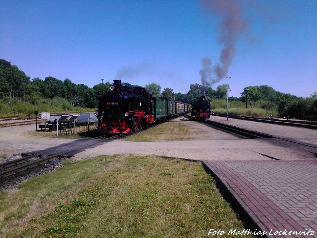 R�BB 99 1781 bei der Einfahrt in Putbus w�hrend dessen Mh 52(99 4632) warten muss bis der Zug im Bahnhof ist um als 2 Lok angeh�ngt zu werden am 24.7.13