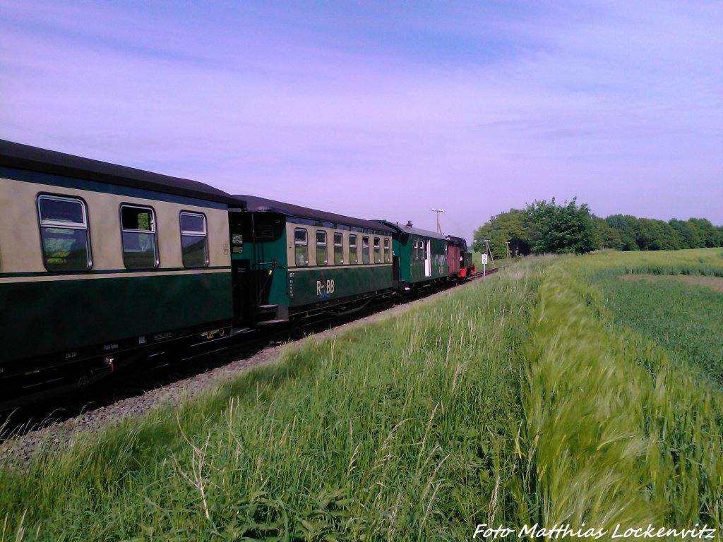 RBB 99 4802 zieht den Personenzug nach Lauterbach Mole am 27.5.13