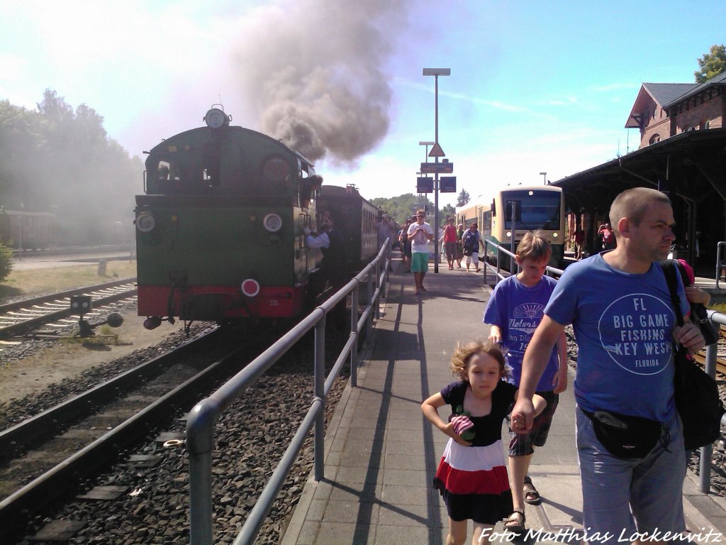 RBB Mh 52 bei annhern des Zuges im Bahnhof Putbus whrend dessen PRESS 650 032-4 auf anschlussreisende Wartet am 24.7.13