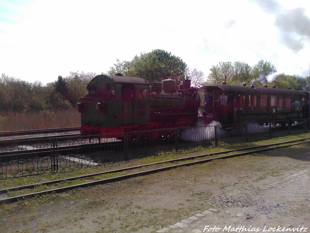 RBB Mh 52 mit dem Sonderzug unterwegs nach Binz bei der Ausfahrt aus Putbus am 12.5.13