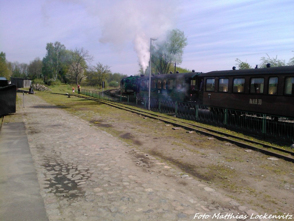 RBB Mh 52 mit dem Sonderzug unterwegs nach Binz bei der Ausfahrt aus Putbus am 12.5.13