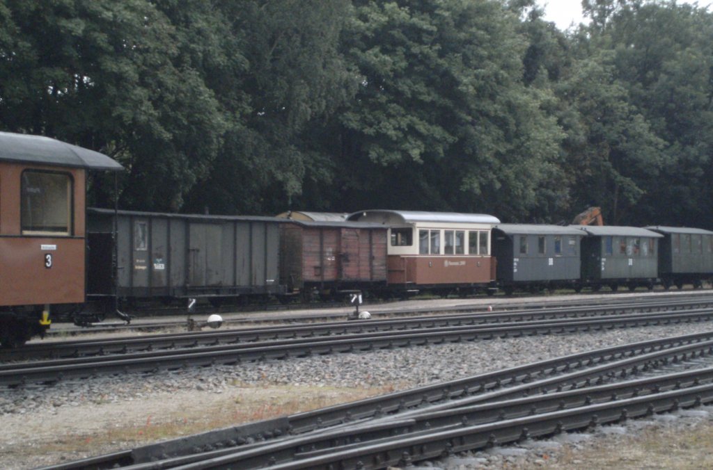 R.�.K.B 37 links und im Hintergrund abgestellt 2 G�terwagen,Panoramic 2000 und 3andere Personenwagen.Glaube die fuhren fr�her auf der Nordstrecke