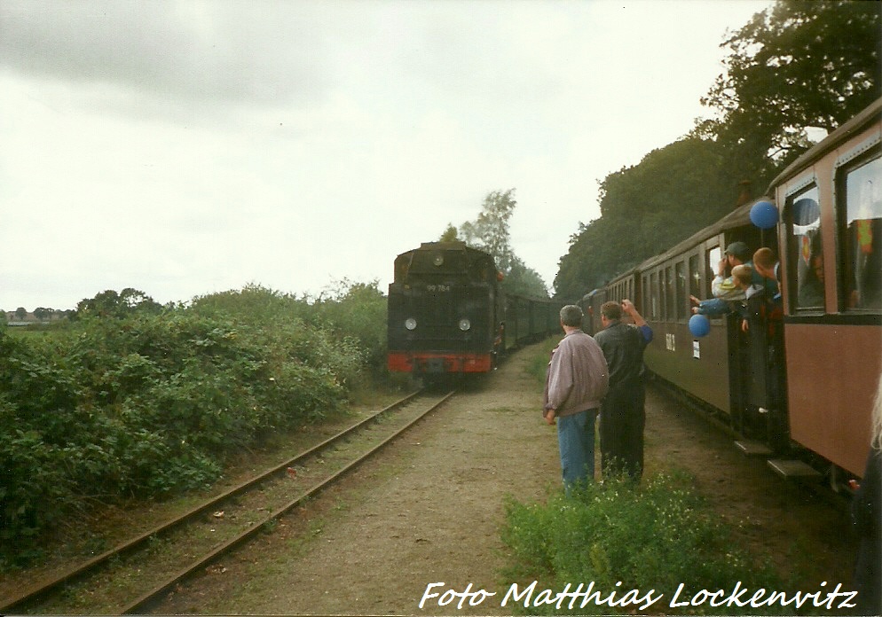 R.KB 99 784 (Jetzt RBB 99 1784) trifft bei der Einfahrt in den Bahnhof Sellin Ost im August 1996 auf den Einschulungszug.  