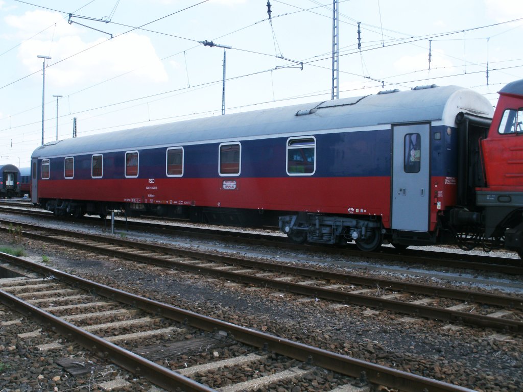 Russischer Schlafwagen als Kurswagen aus Paris nach Moskau wurde,am 12.Juni 2011,in Berlin Grunewald an den D 443 Berlin Zoo-Moskau mit angehngt.
