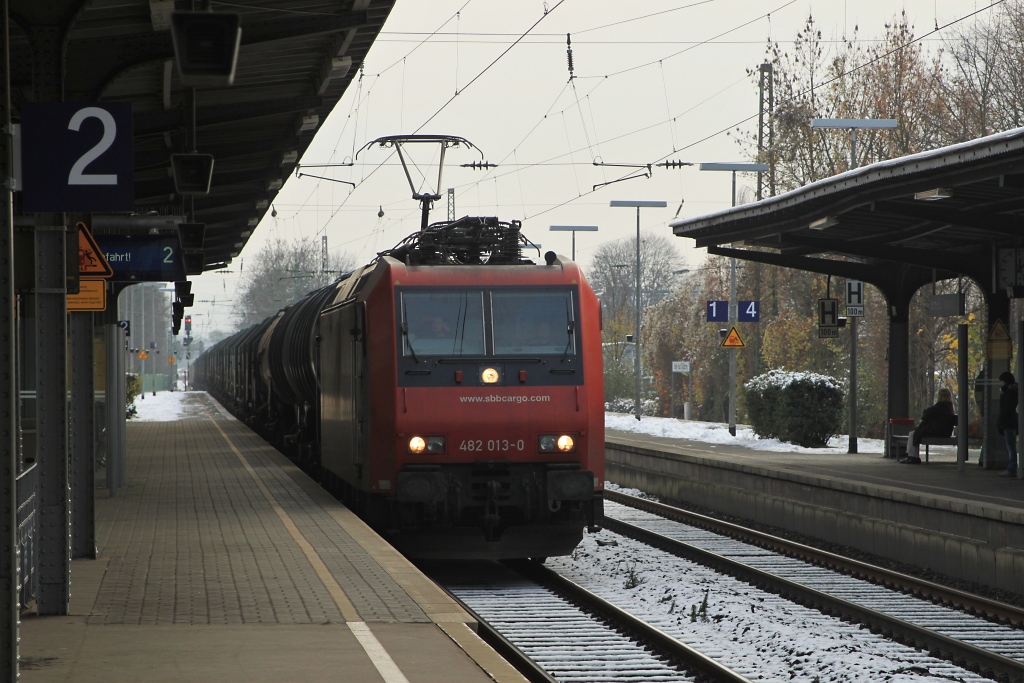 SBB 482 013 am 27.11.10 mit einem Gterzug auf dem Weg in Richtung Norden in Bonn Bad Godesberg