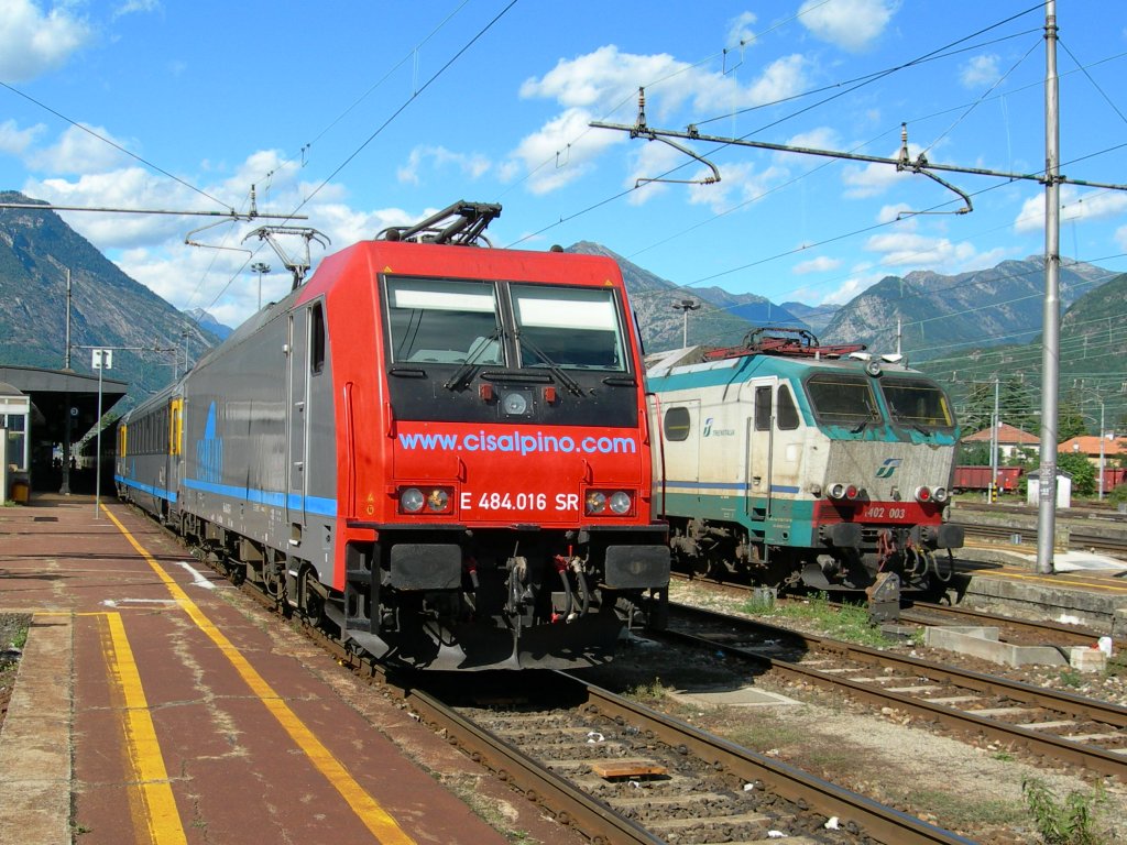 SBB (an CIS vermiete) Re 484 016 mit EC nach Milano. Im Hintergrund die FS 402 003.
Domodossola, den 30.08.2006 
