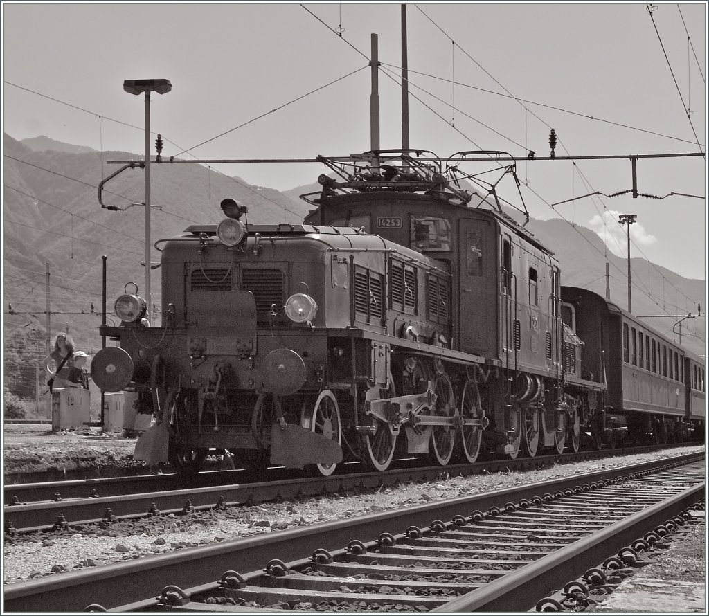 SBB Ce 6/8 14253 in Domodossola. Obwohl die Krokodilloks fr den Nord -Sd Transitverkehr gebaut wurden, kamen sie (da hauptschlich am Gotthard eingesetzt) nur sehr selten bis nach Italien, bzw. Domodossola. 
20.08.2011