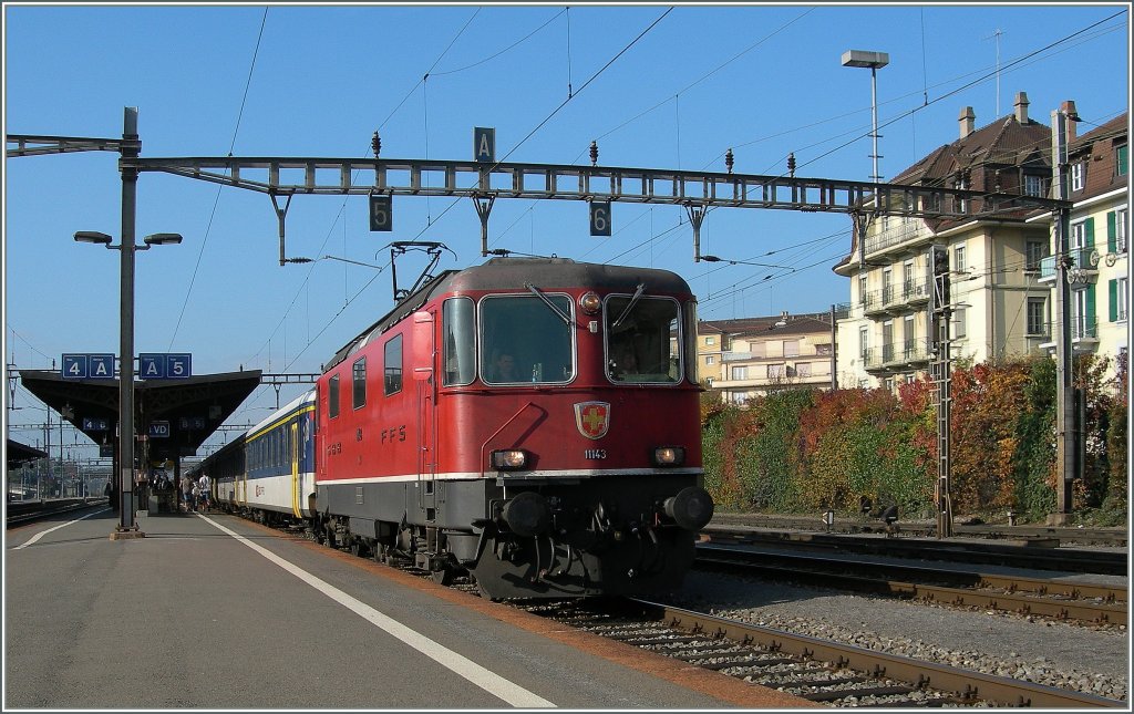 SBB e 4/4 II 11143 mit einem RE nach Lausanne in Renens VD. 
9. Nov. 2011 